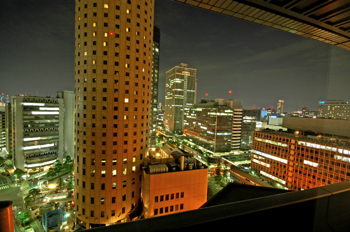 窗外的大阪夜色
